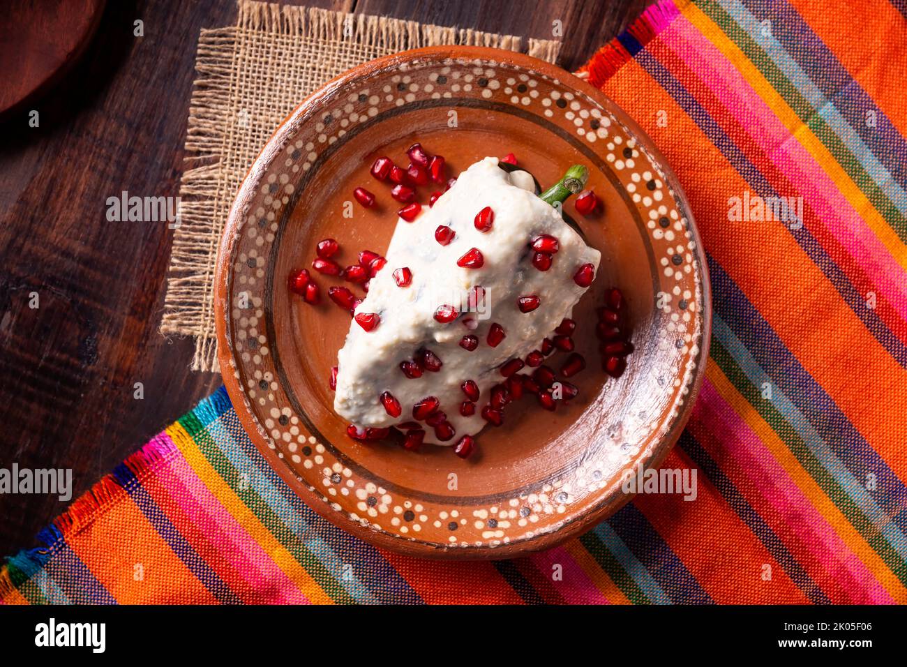 Chili en Nogada, plat typique du Mexique. Préparé avec du piment de Poblano farci de viande et de fruits et recouvert d'une sauce spéciale aux noix. Nommé comme Banque D'Images