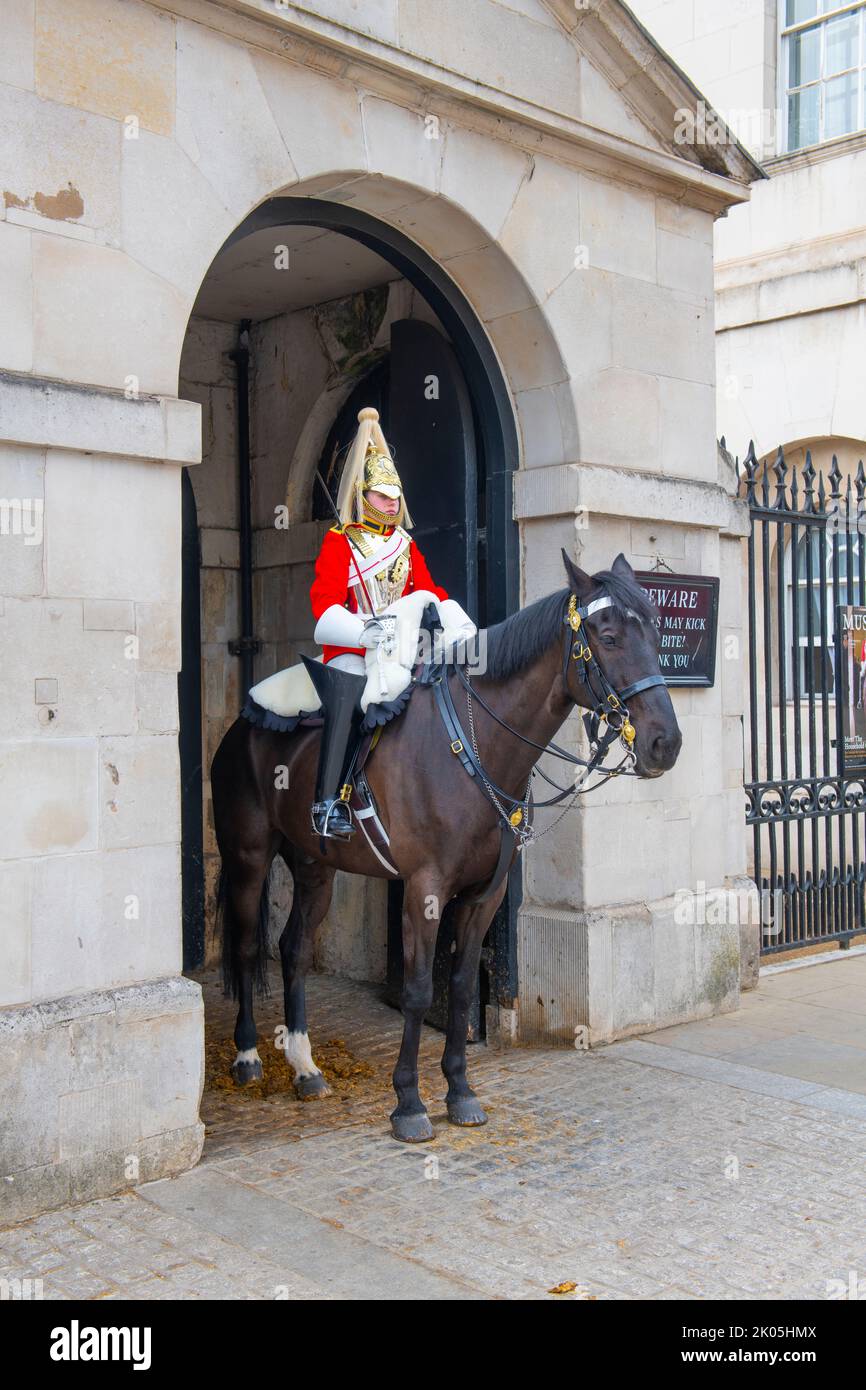 Un soldat monté des Life Guards en service au bâtiment Horse Guards de Whitehall, dans la ville de Westminster, à Londres, en Angleterre, au Royaume-Uni. Banque D'Images