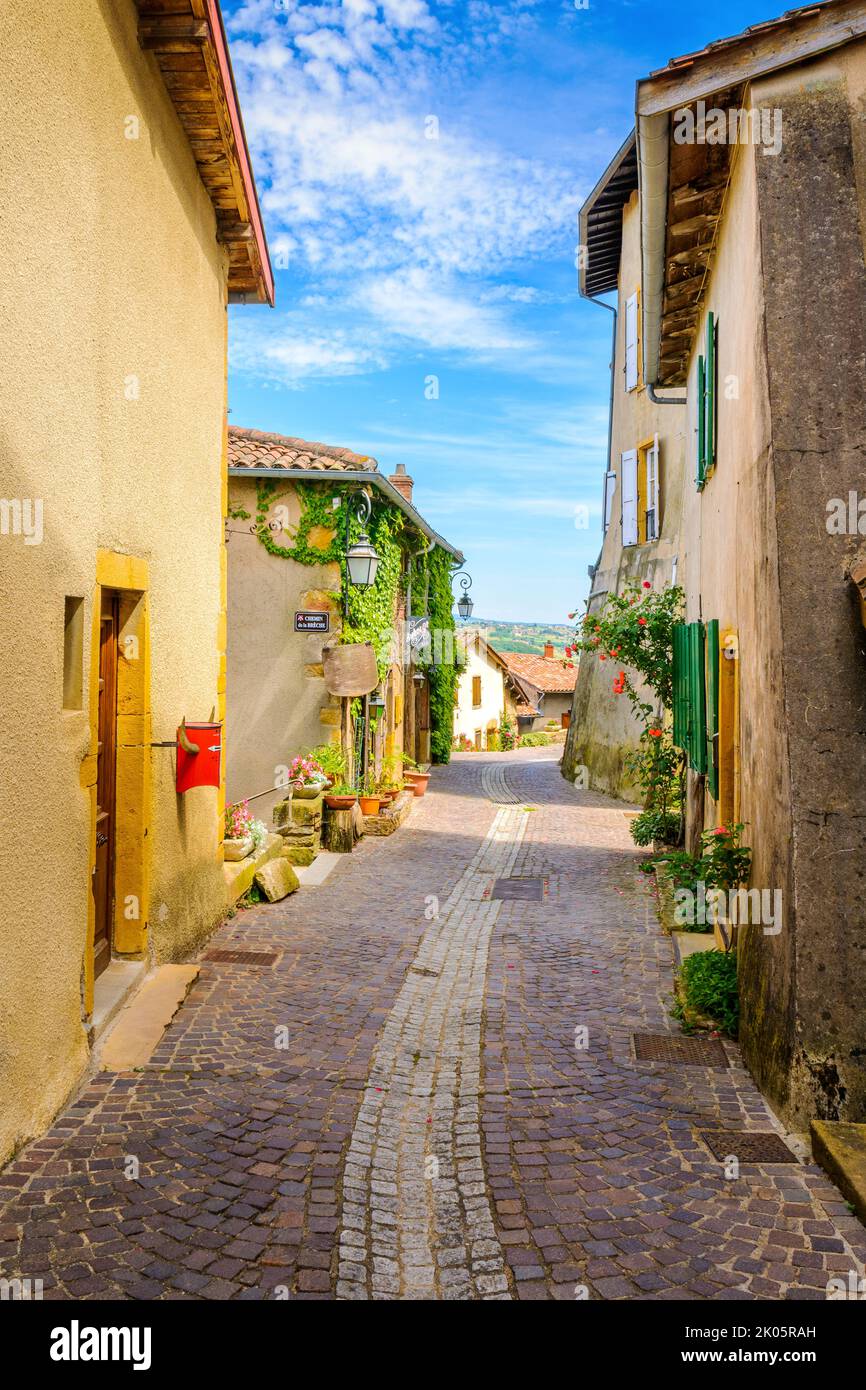 Dans la rue du village médiéval de Ternand en France pendant une journée ensoleillée Banque D'Images