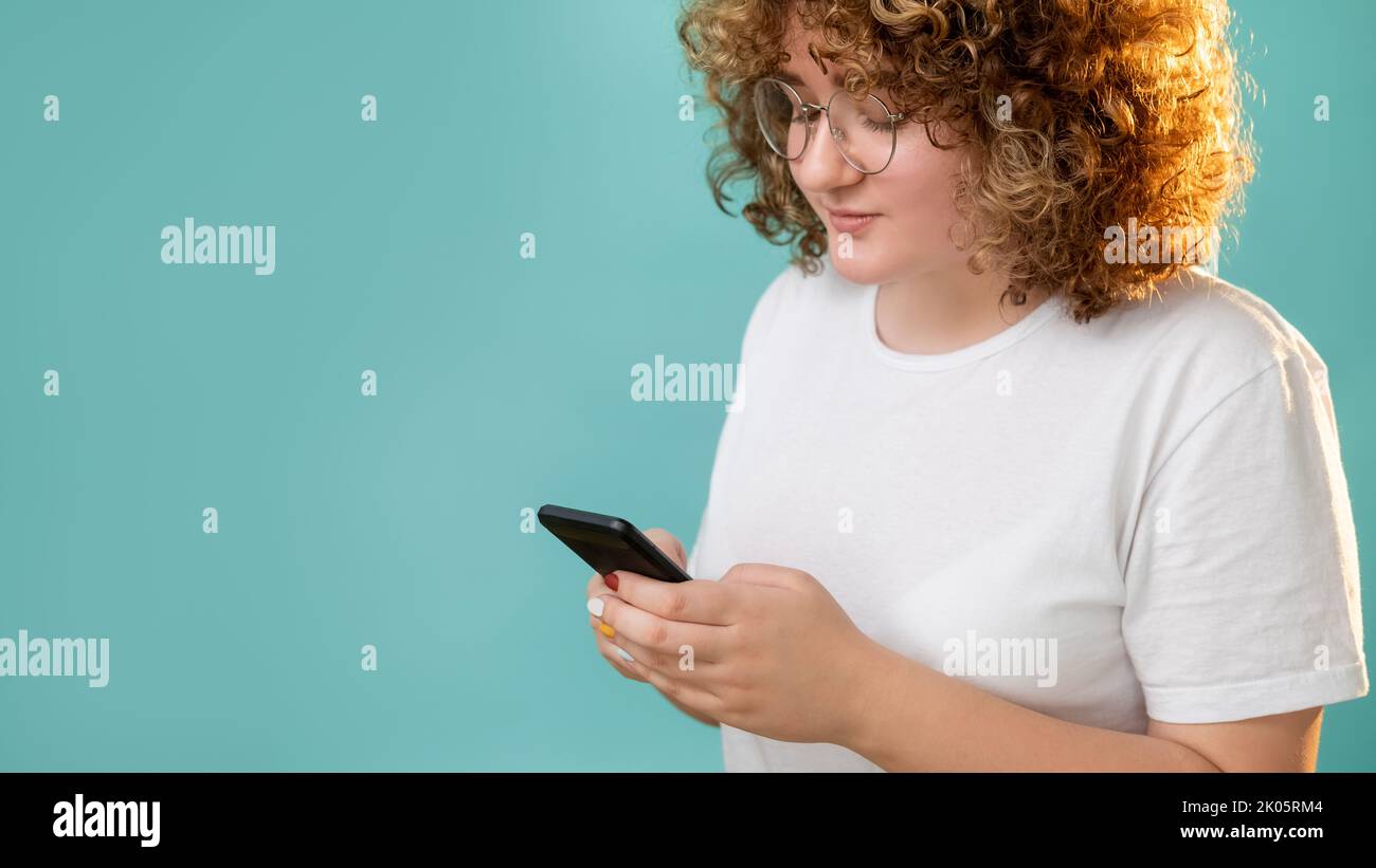 internet chat communication en ligne femme téléphone Banque D'Images