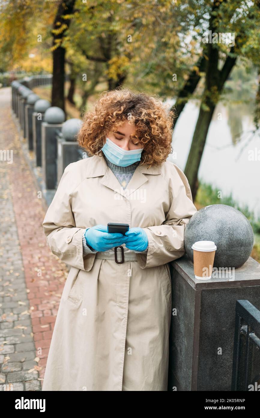 social distancer la technologie mobile femme téléphone Banque D'Images