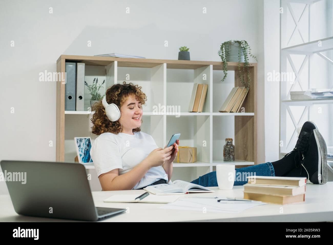 gadget gens à l'intérieur loisirs téléphone navigation femme Banque D'Images