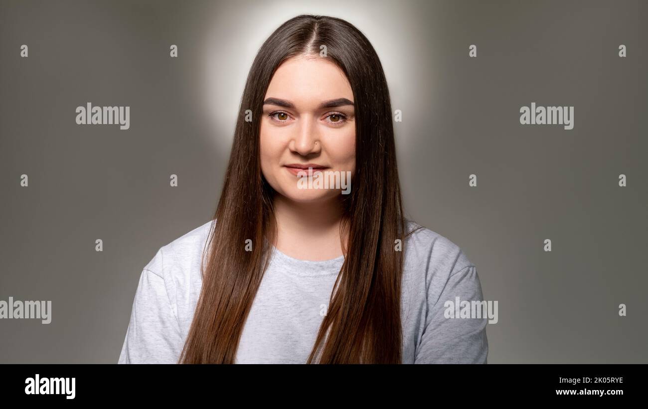 bonne femme chubby corps positif confiante dame Banque D'Images