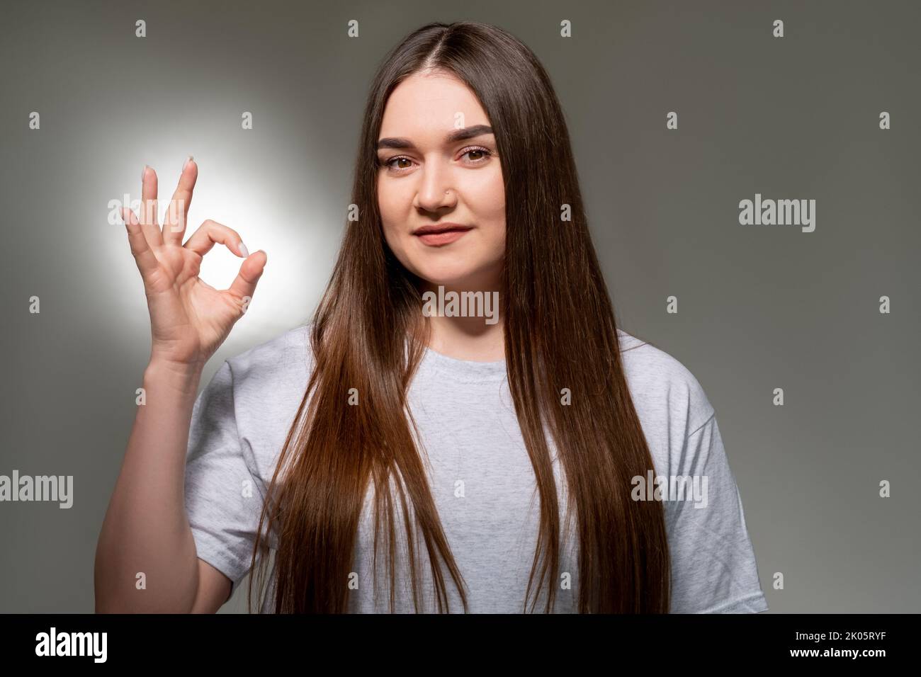 femme en surpoids satisfaite signe ok dame confiante Banque D'Images