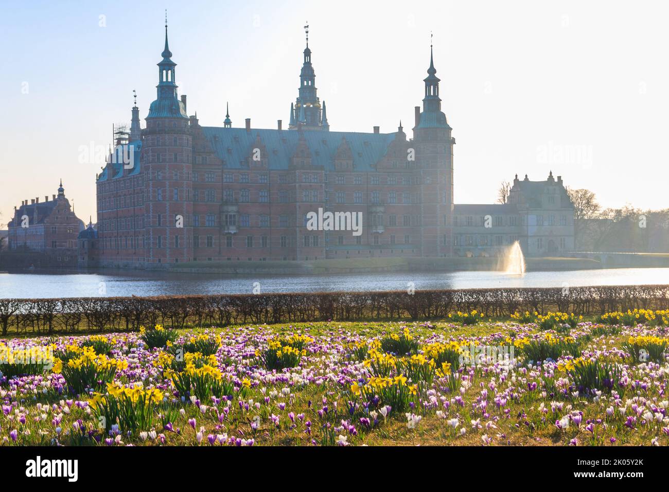 Vue sur le château de Frederiksborg à Hillerod, Danemark. Beau lac et jardin avec des crocodiles et des jonquilles en premier plan Banque D'Images