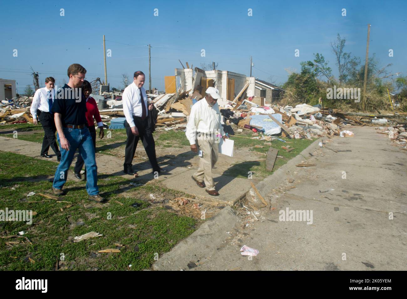 Le secrétaire Shaun Donovan en visite en Alabama pour voir les dégâts, les efforts de rétablissement dans le sillage de la tornade Tuscaloosa-Birmingham. Parmi les officiels qui accompagnaient le secrétaire Donovan lors de la visite du complexe de logements publics de Rosedale courts de Tuscaloosa et d'autres sites endommagés, on comptait le sénateur de l'Alabama Richard Shelby, la députée d'Alabama Terri Sewell, le maire de Tuscaloosa Walter Maddox, le directeur de l'Alabama Jim Bayard et le directeur exécutif de la Fédération des coopératives du Sud Ralph Paige. Banque D'Images