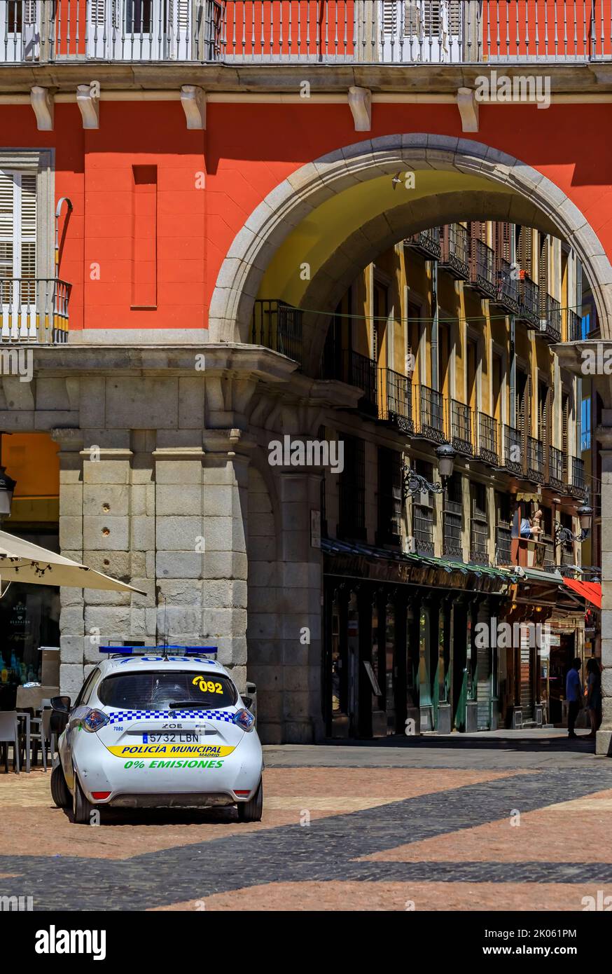 Madrid, Espagne - 28 juin 2021: Voiture de police municipale, Renault Zoe électrique sur la place Mayor patrouillent la zone, en conduisant sur la rue pavée Banque D'Images