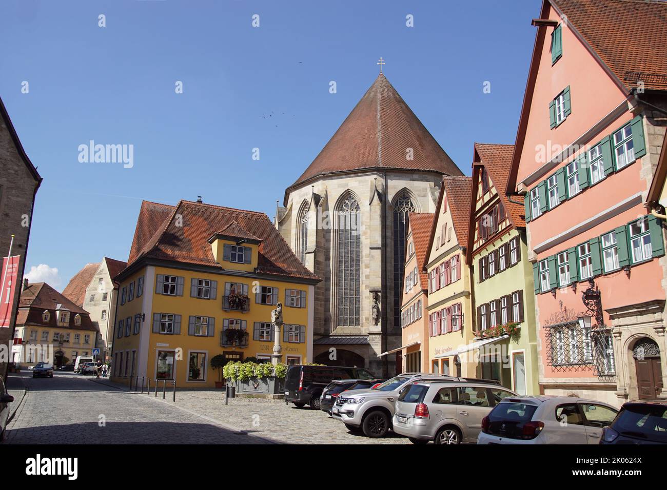 Au centre historique de la ville allemande de Dinkelsbühl. Arrière de l'église Stadtpfarrkirche St. Georg. Été. Août. Banque D'Images