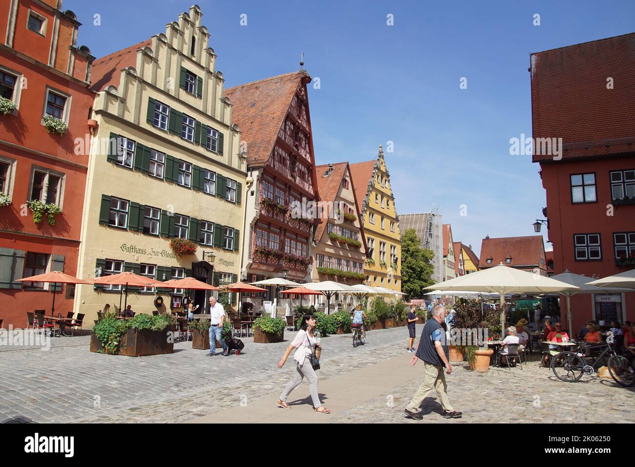 Vieux centre, Weinmarkt de la ville allemande de Dinkelsbühl. Place, touristes, terrasses. Été. Août. Banque D'Images