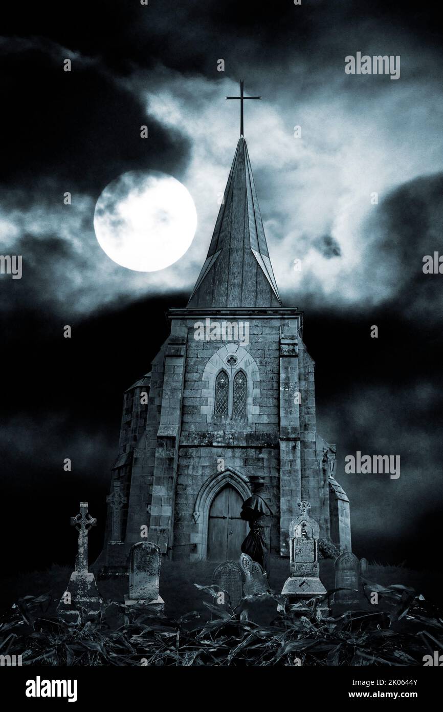 LIVRE D'ART DE COUVERTURE, SCÈNE NOCTURNE SINISTRE DE LA VIEILLE ÉGLISE AVEC FIGURE SINISTRE ET PIERRES GRAVES Banque D'Images