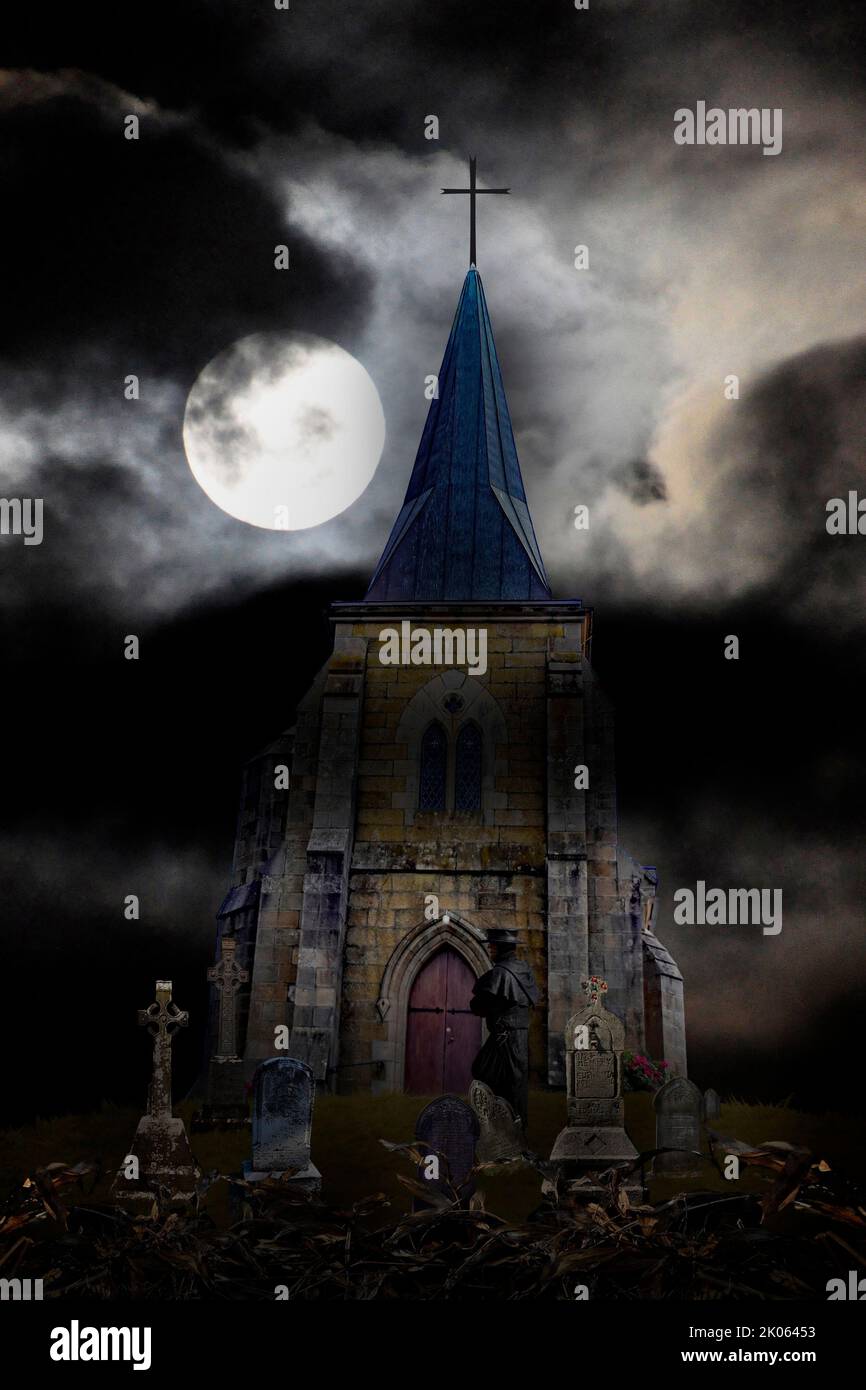 LIVRE D'ART DE COUVERTURE, SCÈNE NOCTURNE SINISTRE DE LA VIEILLE ÉGLISE AVEC FIGURE SINISTRE ET PIERRES GRAVES Banque D'Images