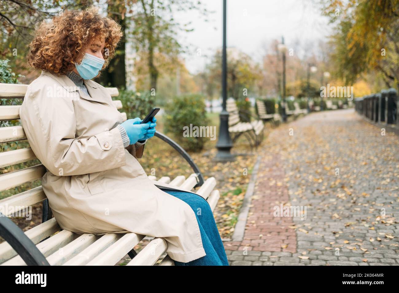 corona communication covid loisir femme téléphone Banque D'Images