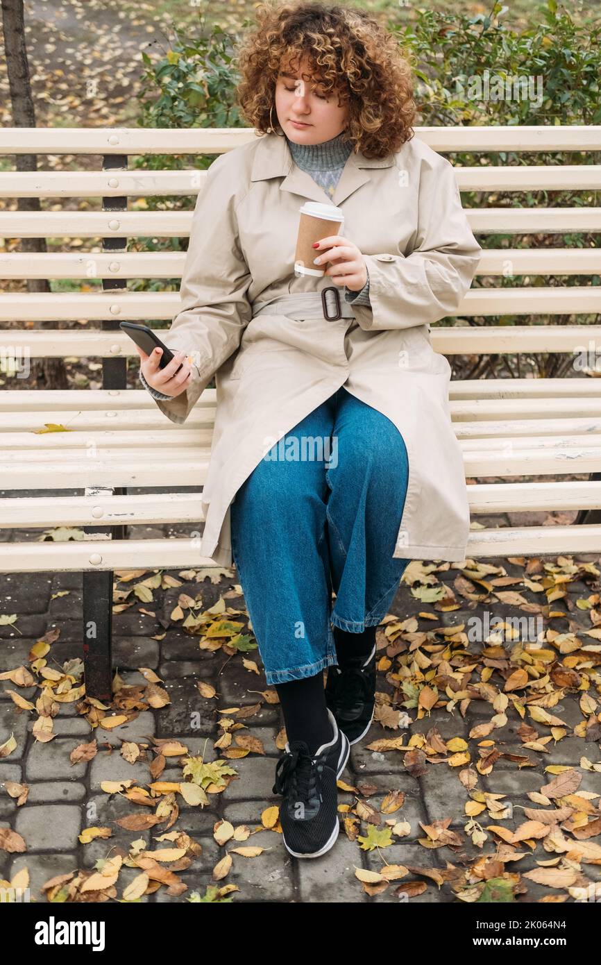 téléphone chat numérique personnes femme messagerie park Banque D'Images