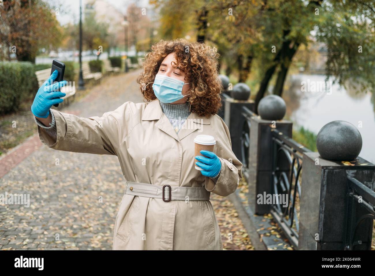 appel vidéo amis contact parc femme téléphone automne Banque D'Images