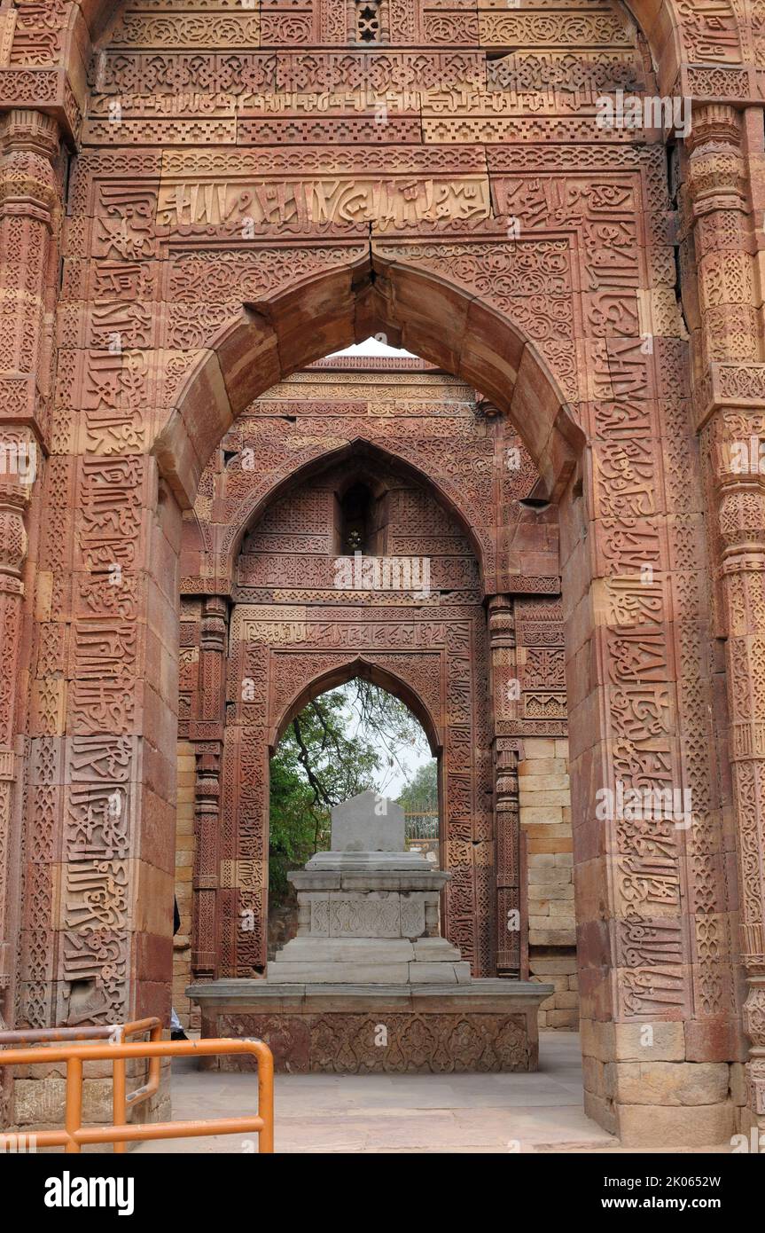 Le Qutub Minar a été construit en 1235 pendant le Sultanat de Delhi. Le Qutub Minar est inscrit sur la liste du patrimoine mondial de l'UNESCO. Banque D'Images