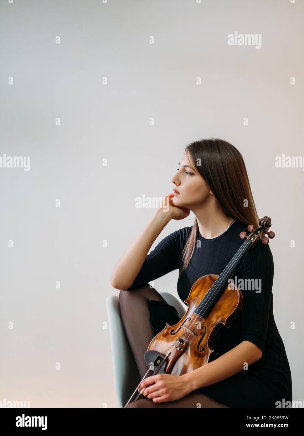 violoniste femme studio portrait musicien classique Banque D'Images