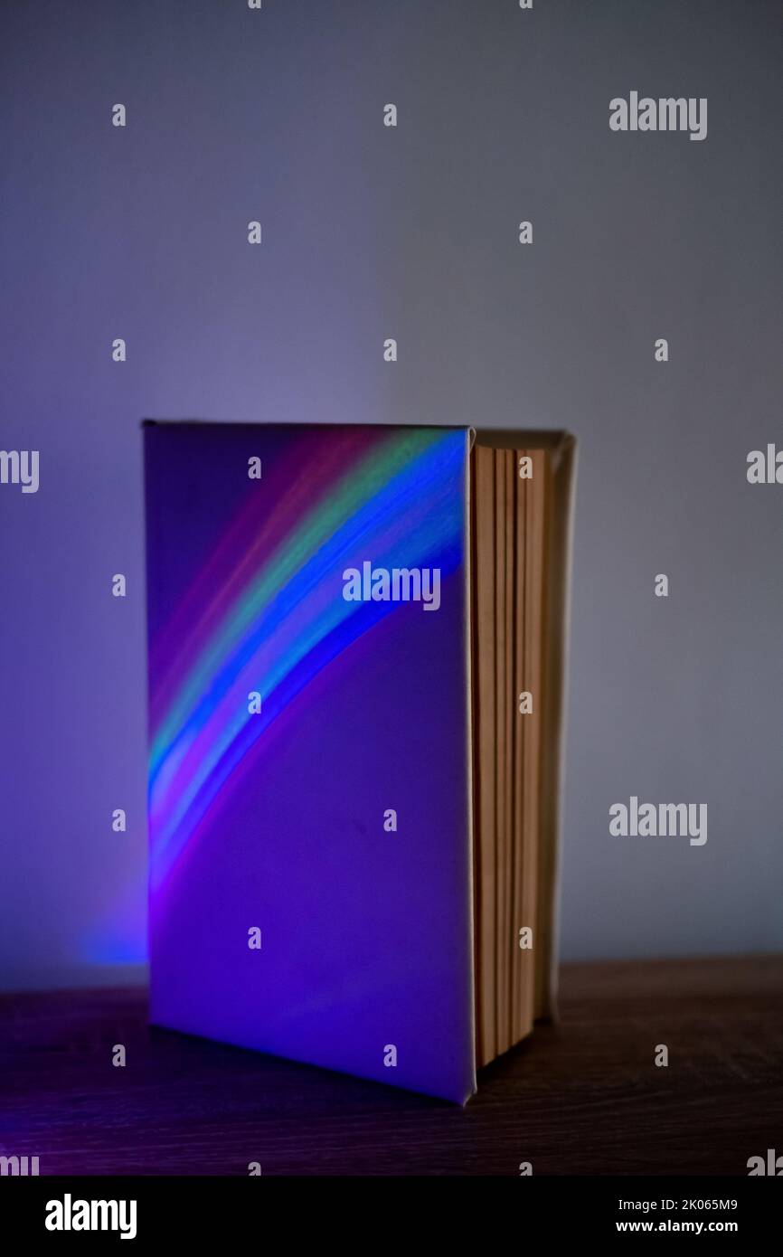 livre magique nuit conte de fées arc-en-ciel néon clair sombre Banque D'Images