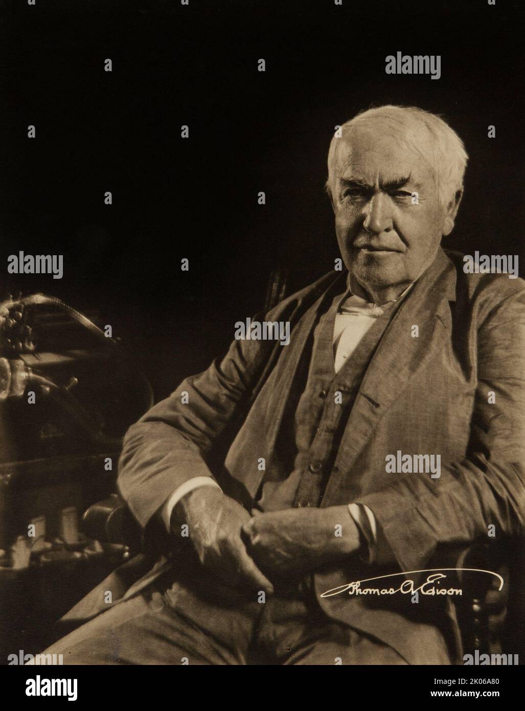 Portrait de Thomas Alva Edison c 1910, sépia Banque D'Images