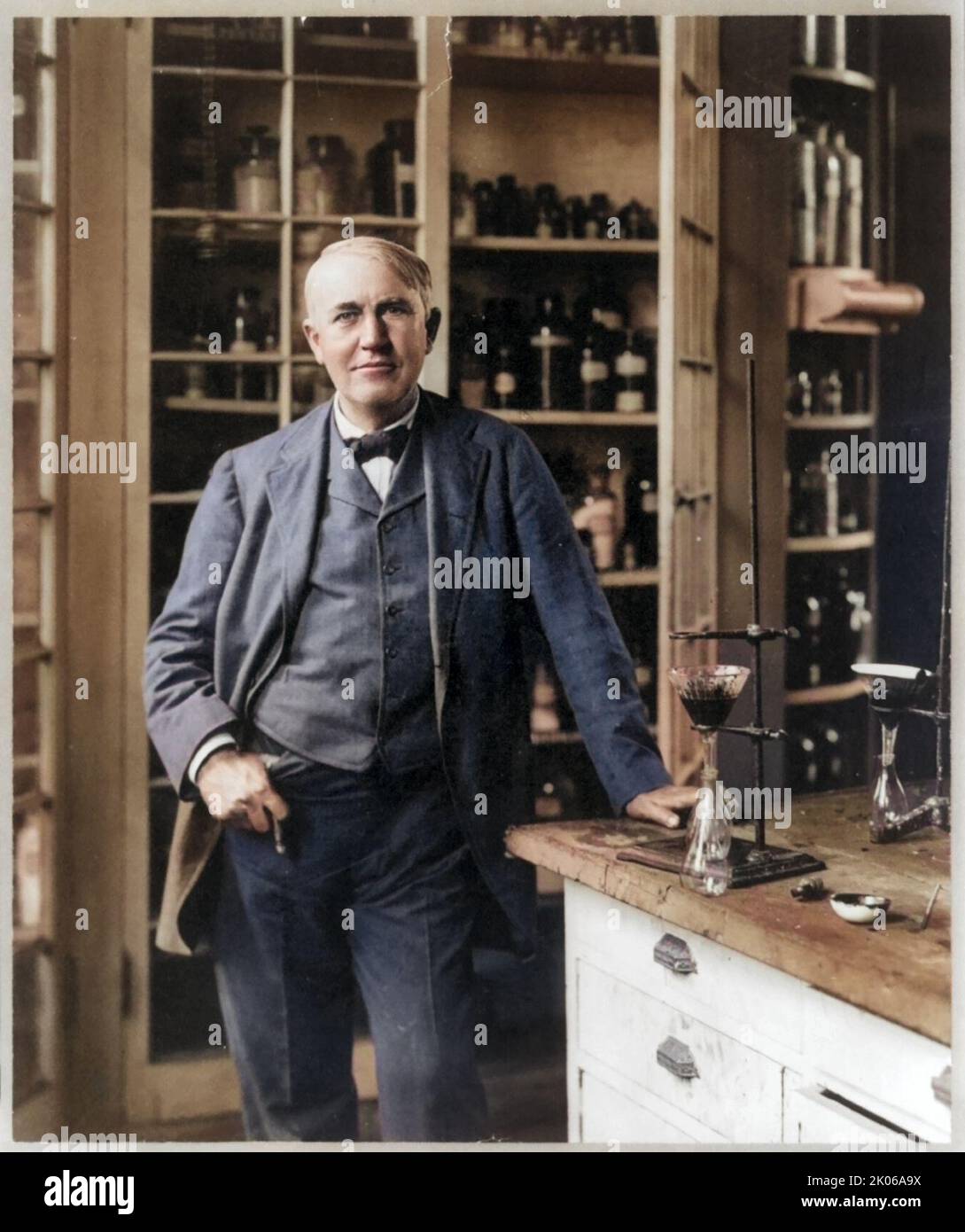 Thomas Alva Edison, 1847-1931, portrait de trois quarts de longueur, debout, en laboratoire 1904. Colorisée par Bill Waterson. Banque D'Images