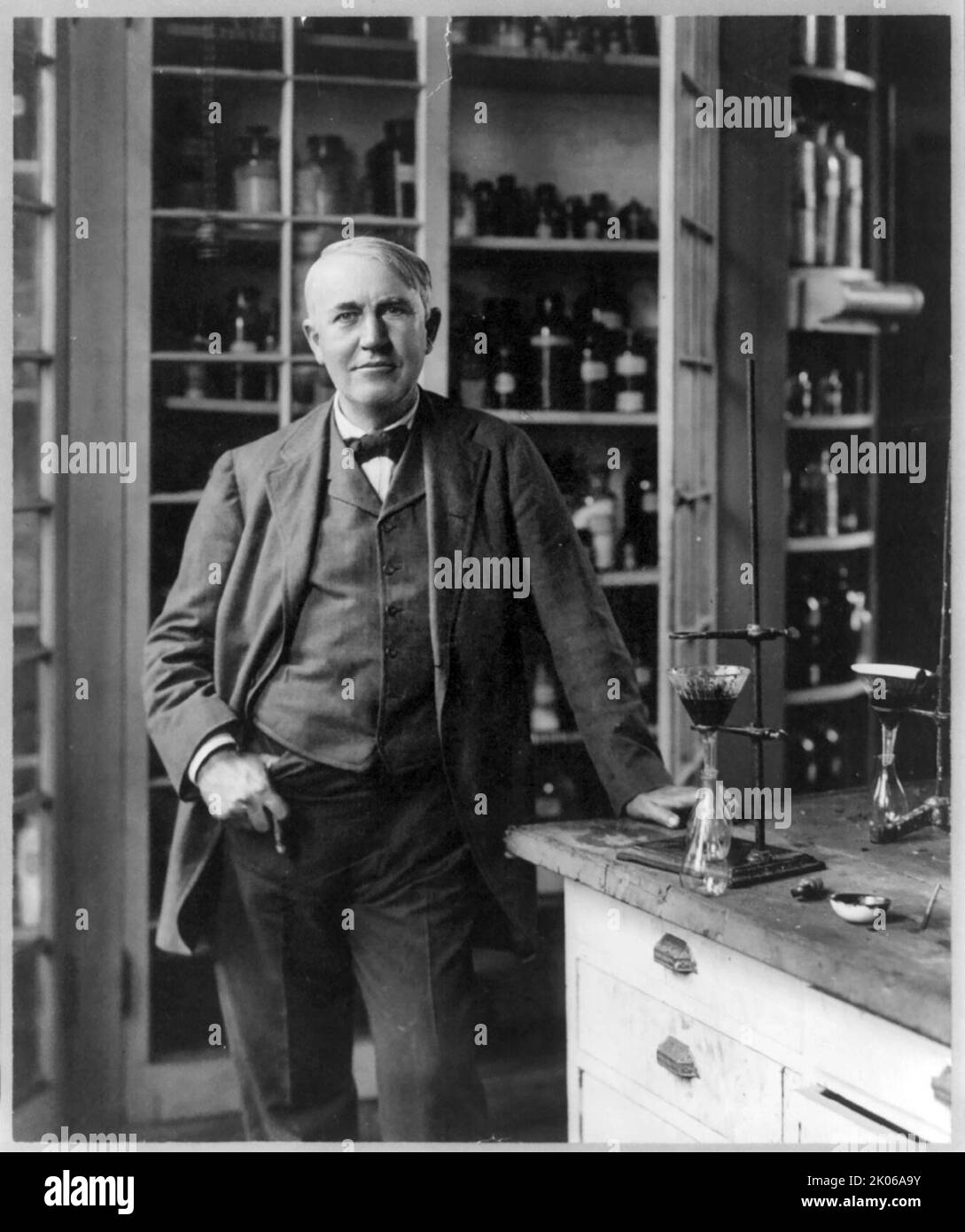 Thomas Alva Edison, 1847-1931, portrait de trois quarts de longueur, debout, en laboratoire 1904 Banque D'Images