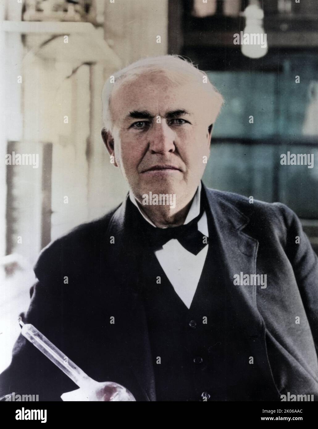 Thomas Edison en laboratoire avec des ampoules « Edison Effect » 1919. Version colorisée par Bill Waterson. Banque D'Images