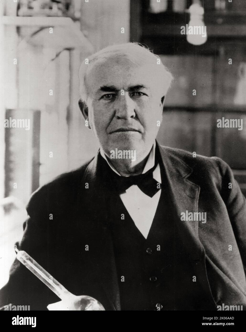 Thomas Edison en laboratoire avec des ampoules « Edison Effect ». 1919 Banque D'Images