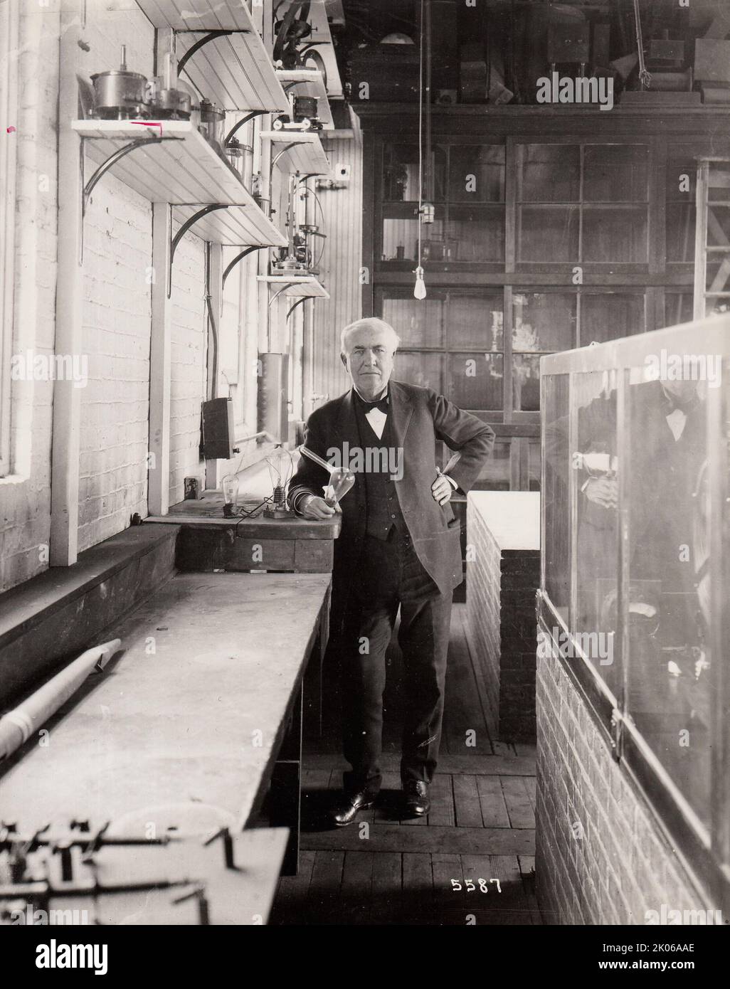 Thomas Edison en laboratoire avec des ampoules à effet Edison. 1919 Banque D'Images