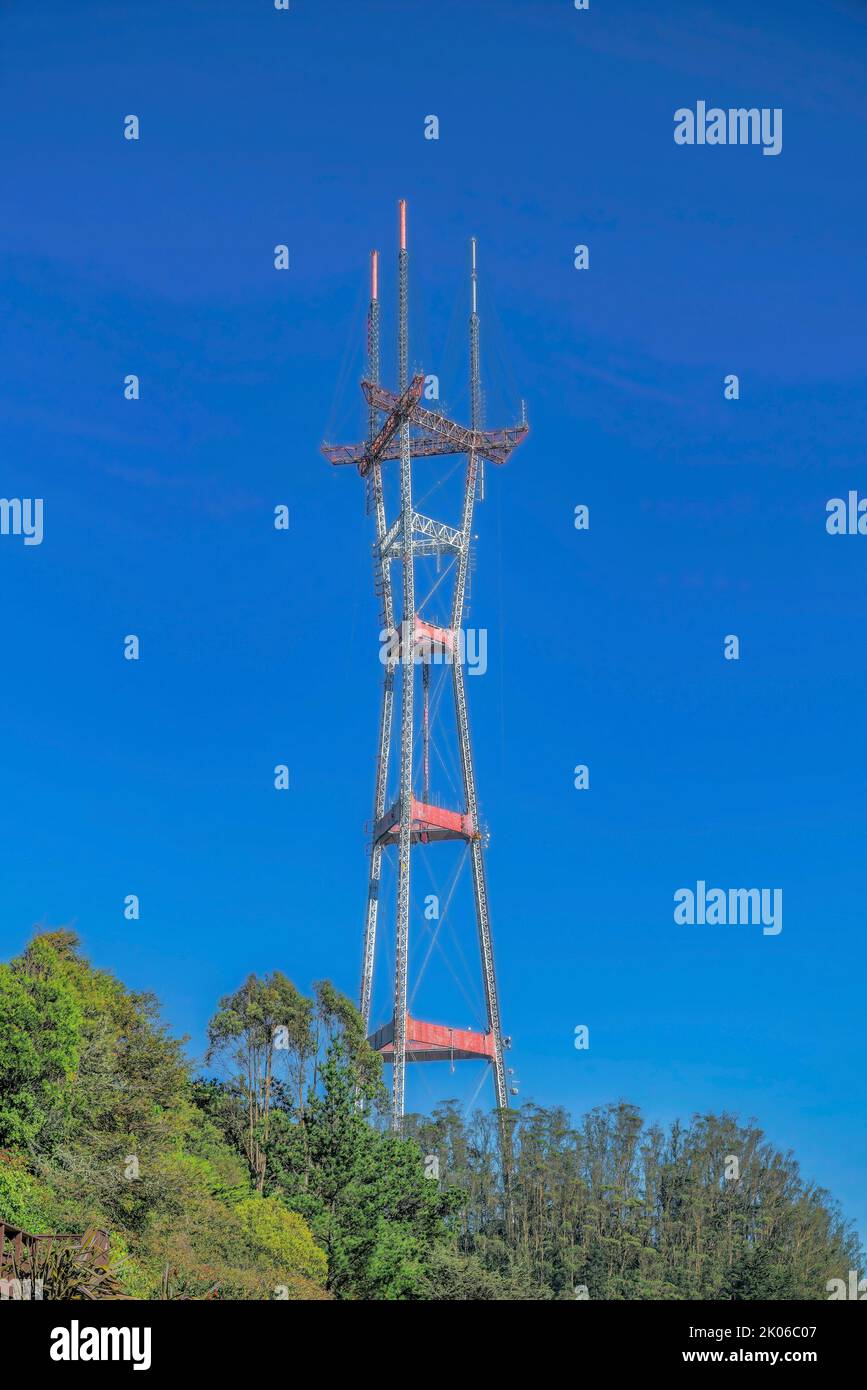 Sutro Tower qui s'élève au-dessus d'arbres luxuriants contre un ciel bleu à San Francisco en Californie. Une vue panoramique de la radio et de la télévision de la tour de treillis repère agai Banque D'Images