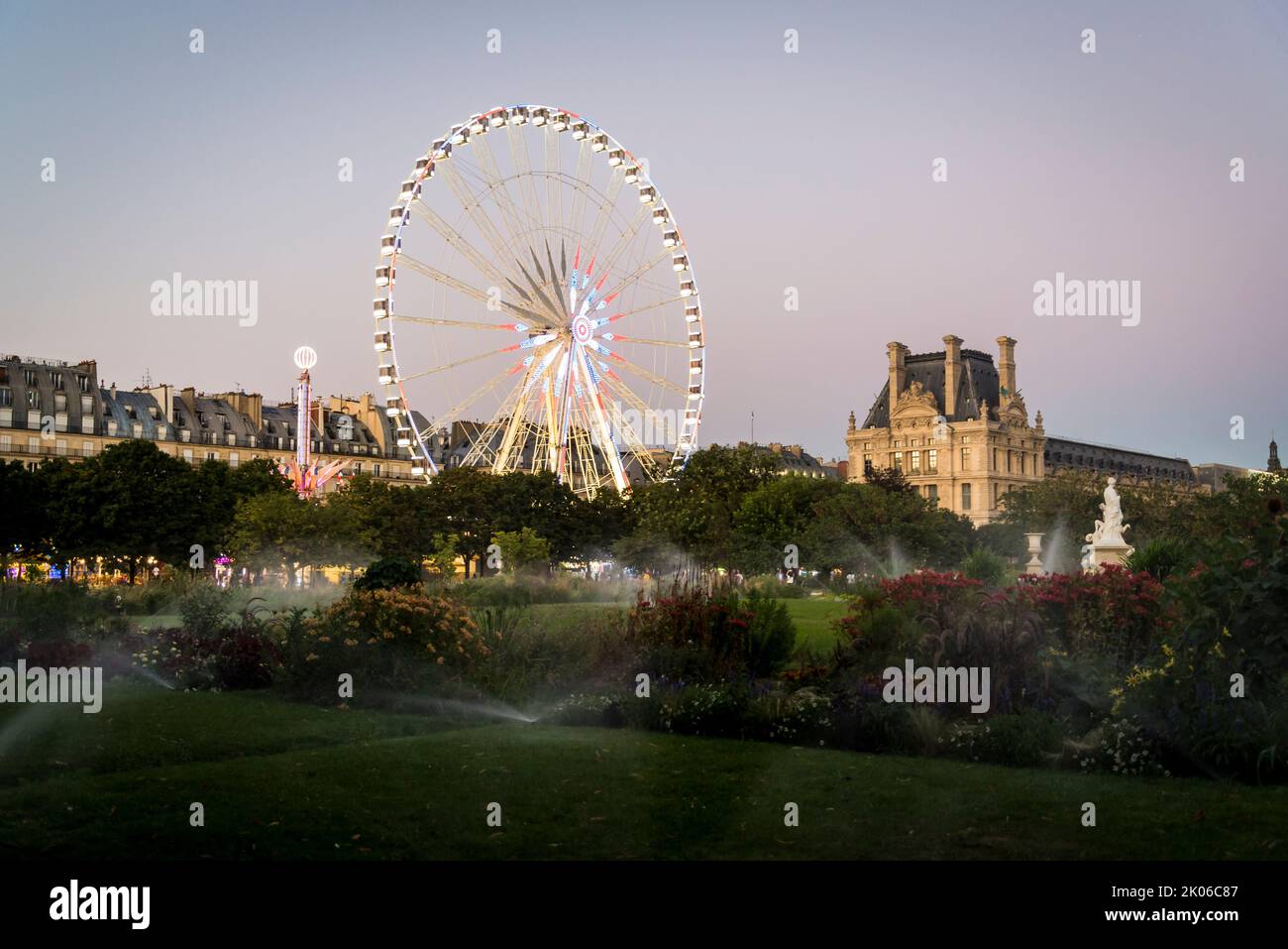 Grande roue de Paris, Grande roue, grande roue du jardin des Tuileries, éclairée au crépuscule, Paris, France Banque D'Images
