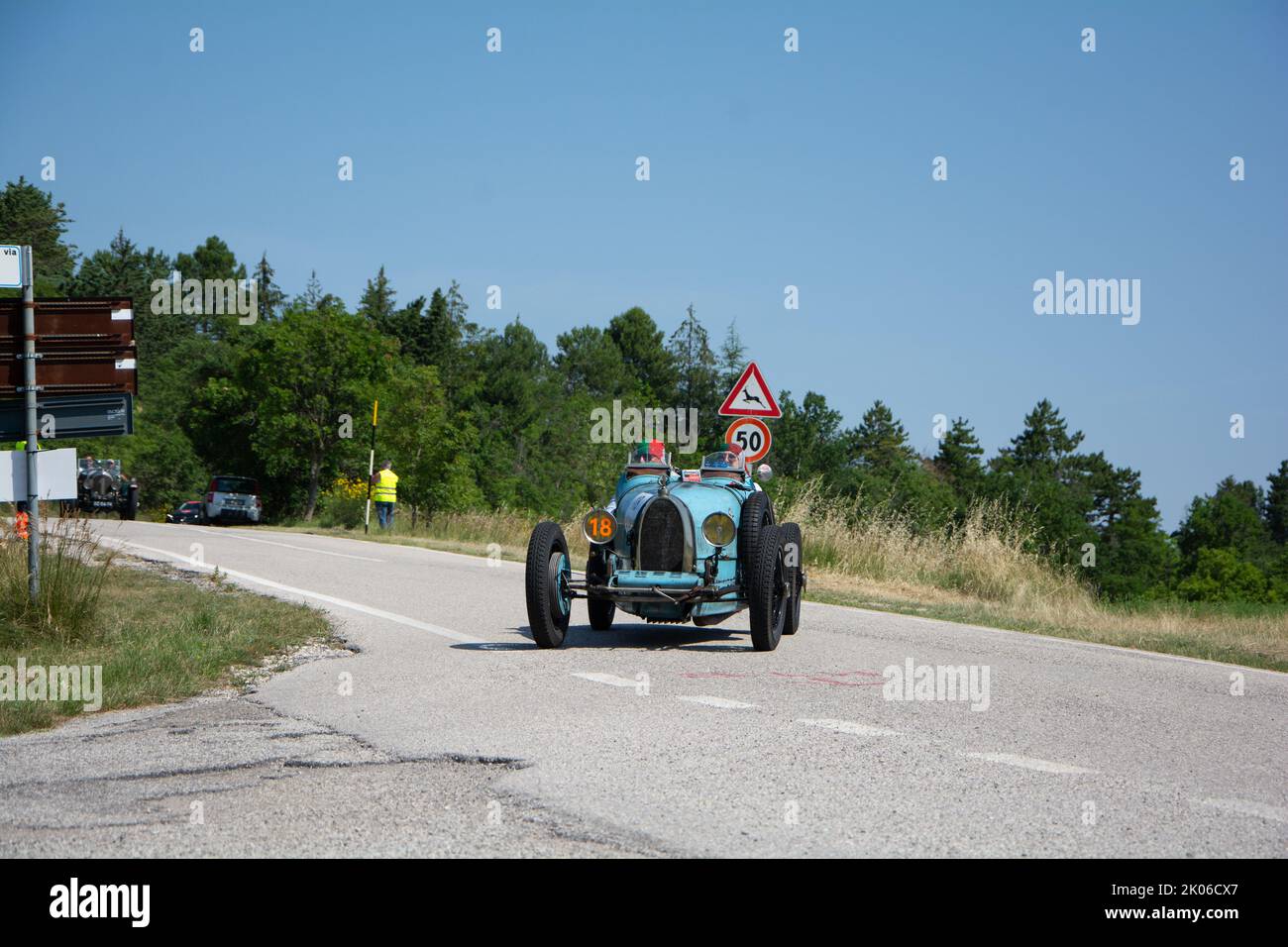 URBINO - ITALIE - 16 - 2022 JUIN : BUGATTI T35 1925 sur une vieille voiture de course en rallye mille Miglia 2022 la célèbre course historique italienne (1927-1957 Banque D'Images