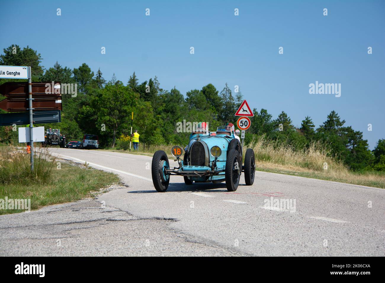 URBINO - ITALIE - 16 - 2022 JUIN : BUGATTI T35 1925 sur une vieille voiture de course en rallye mille Miglia 2022 la célèbre course historique italienne (1927-1957 Banque D'Images