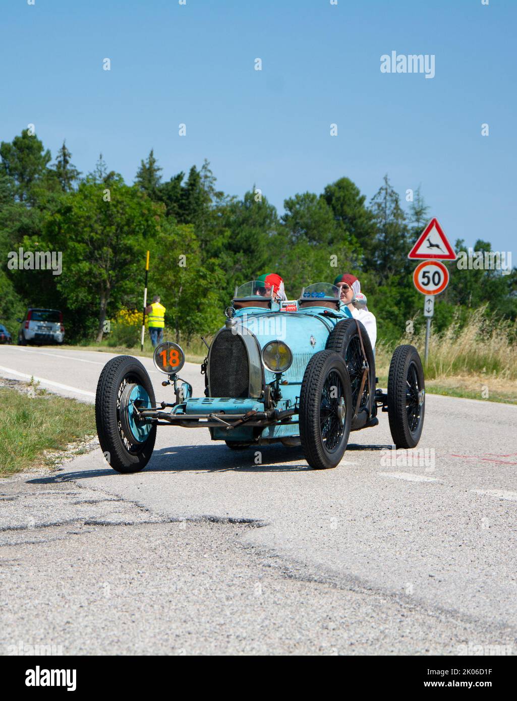 URBINO - ITALIE - 16 - 2022 JUIN : BUGATTI T35 1925 sur une vieille voiture de course en rallye mille Miglia 2022 la célèbre course historique italienne (1927-1957 Banque D'Images