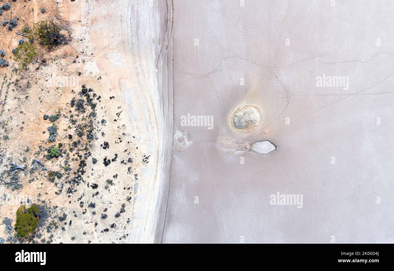 Empreintes de personnes explorant les caractéristiques du lac Johnston. Le lac est situé le long de la route Hyden - Norseman, Australie occidentale Banque D'Images