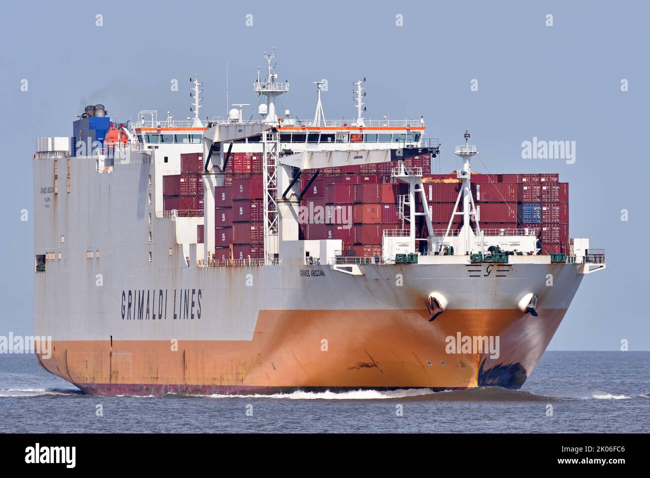 Le navire de fret RO-RO GRANDE ABIDJAN passant par Cuxhaven, en provenance de Hambourg, lors d'un voyage au départ d'Abidjan Banque D'Images