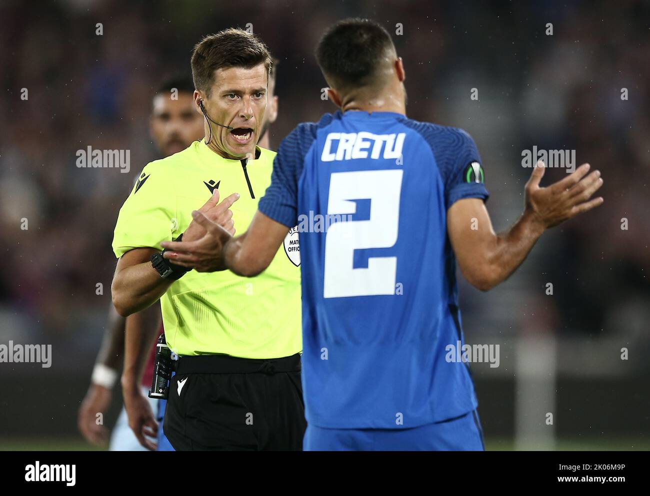 Londres, Royaume-Uni. 8th septembre 2022. Europa Conference League: West Ham United contre Steaua Bucharest, London Stadium, Londres, Royaume-Uni. Valentin Crétu de Steaua Bucarest chargé par l'arbitre Benoit Bastien de France crédit: Michael Zemanek/Alay Live News Banque D'Images