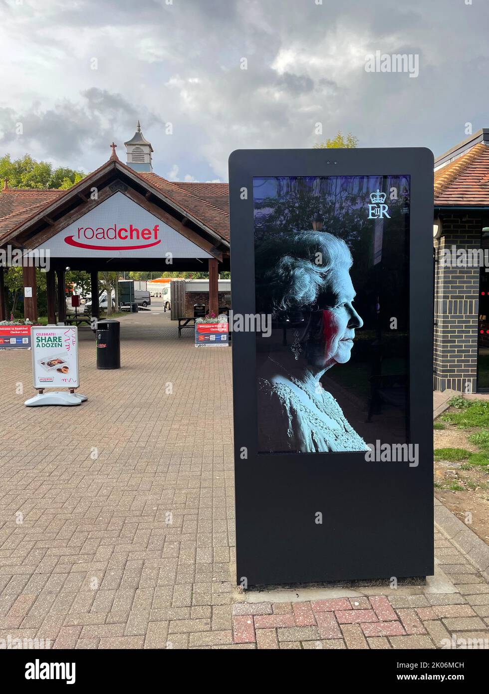 Les stations-service autour du pays montrent des panneaux/écrans comme un hommage à la Reine comme la période de deuil de la Reine commence. Photos des services de Claquette Lane sur le M25. Banque D'Images