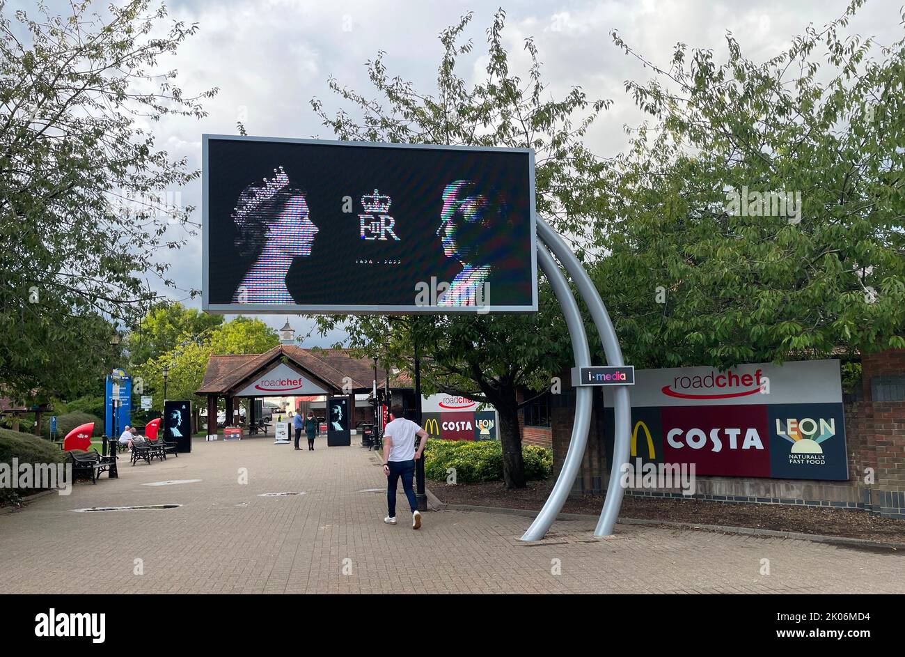 Les stations-service autour du pays montrent des panneaux/écrans comme un hommage à la Reine comme la période de deuil de la Reine commence. Photos des services de Claquette Lane sur le M25. Banque D'Images