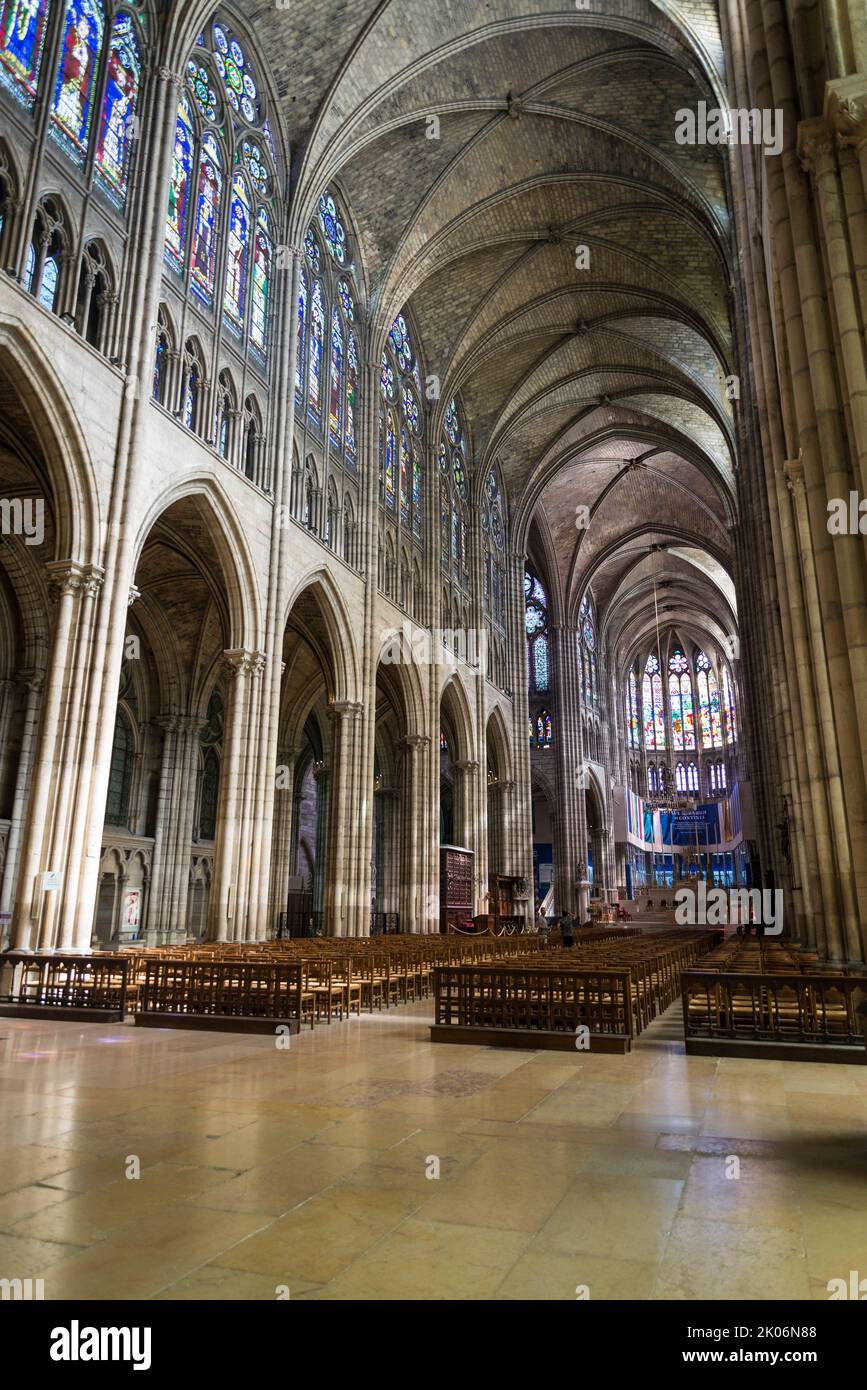 Nef de la Basilique de SaintDenis, une cathédrale d'une importance