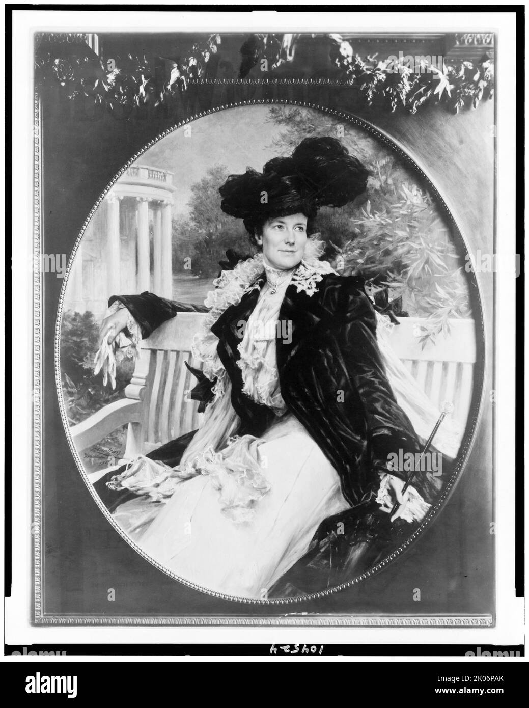 Edith Kermit Carow Roosevelt, portrait de trois quarts de longueur, assise sur banc, face à droite, entre c1902 et 1910. PhotoPrint de peinture par Theobold Chartron. Banque D'Images