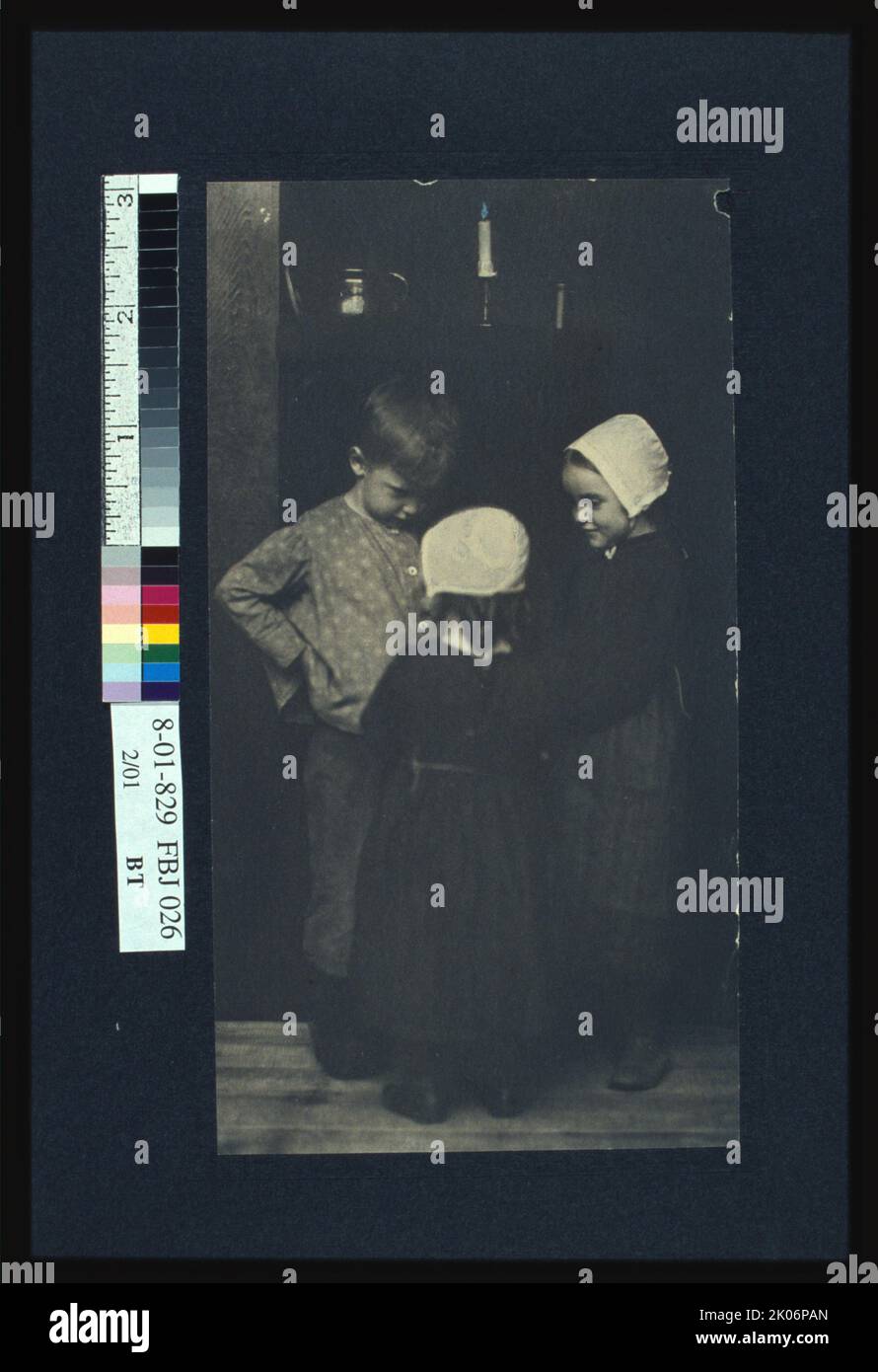 Nous allons avoir des pommes de terre chaudes!, C1900. La photo montre un jeune garçon et deux jeunes filles, vêtues à l'époque coloniale(?) vêtements, debout ensemble. La photographie était une illustration de l'histoire "les bougies" dans le livre de Brownell, "Dream Children". Banque D'Images