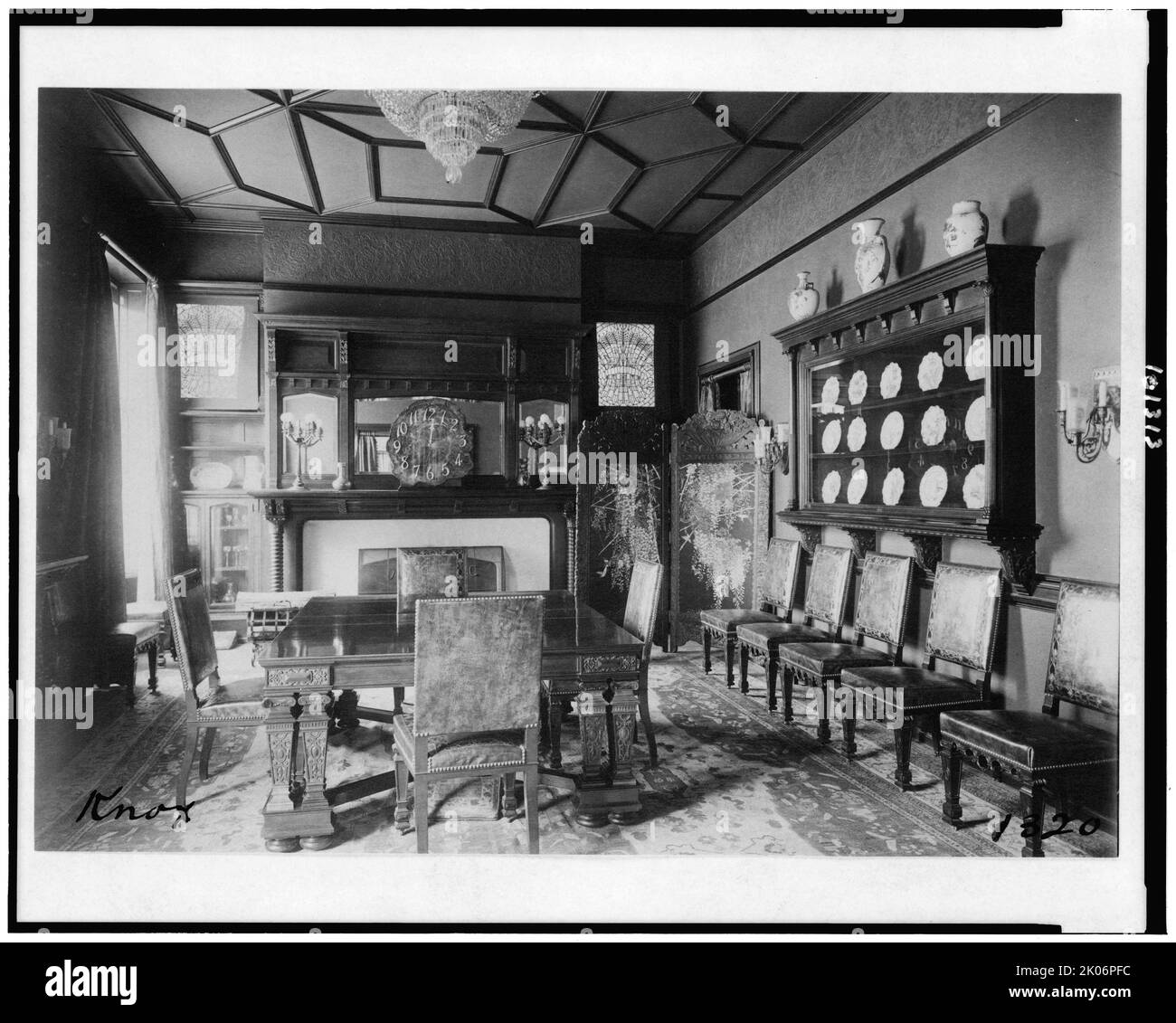 Salle à manger dans la maison du sénateur Philander KNOX, Washington, D.C., entre 1890 et 1950. Affiche une table et des chaises, un foyer et une décoration intérieure. Banque D'Images