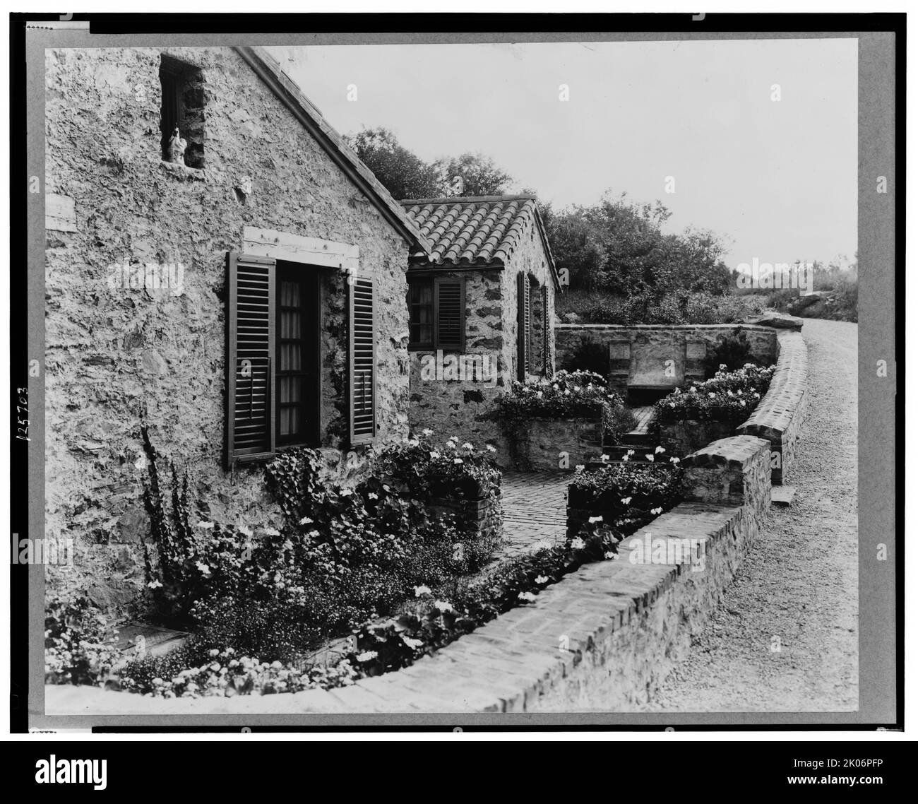 « Surprise Valley Farm », propriété Arthur Curtiss James, Beacon Hill Road, Newport, Rhode Island, 1917. Domaine conçu en 1914 par Grosvenor Atterbury pour le magnat des chemins de fer Arthur Curtiss James. L'architecture a été inspirée par un village de la région italienne de la Suisse. Banque D'Images