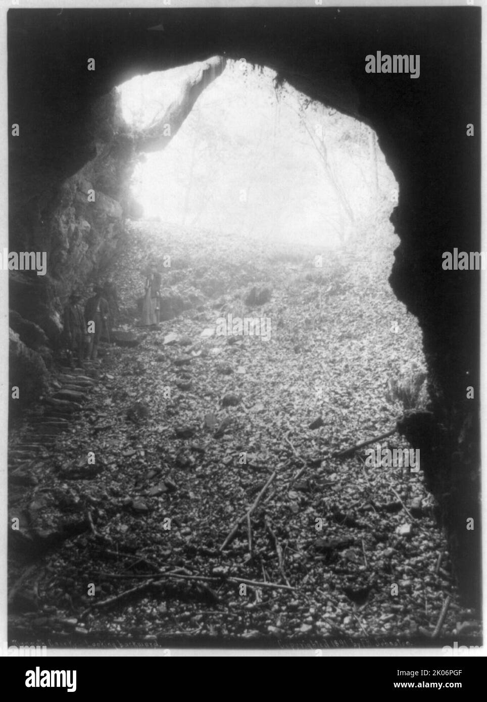 Mammoth Cave, Ky.--en arrière, c1891. Vue de l'entrée de la grotte vers quatre personnes se tenant à l'entrée. (Mammoth Cave est le plus long système de grottes connu dans le monde). Banque D'Images