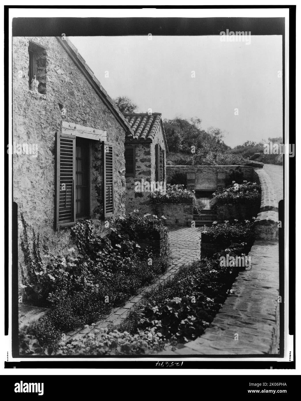 « Surprise Valley Farm », propriété Arthur Curtiss James, Beacon Hill Road, Newport, Rhode Island, 1917. Domaine conçu en 1914 par Grosvenor Atterbury pour le magnat des chemins de fer Arthur Curtiss James. L'architecture a été inspirée par un village de la région italienne de la Suisse. Banque D'Images