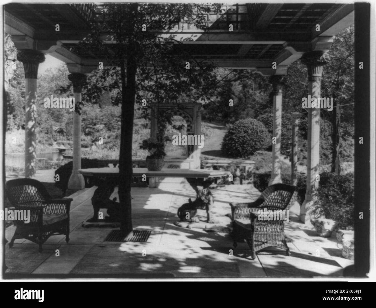 « Laurel Hall », Louis Tiffany Foundation, Laurel Hollow, Cold Spring Harbour, New York, c1918. Chambre extérieure avec colonnes conçues par Louis Comfort Tiffany. Banque D'Images