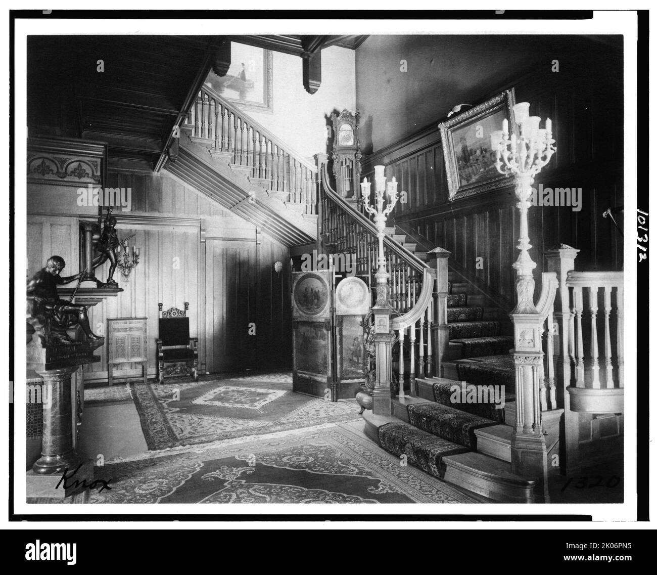 Escalier dans la maison du sénateur Philander KNOX, Washington, D.C., entre 1890 et 1950. Banque D'Images