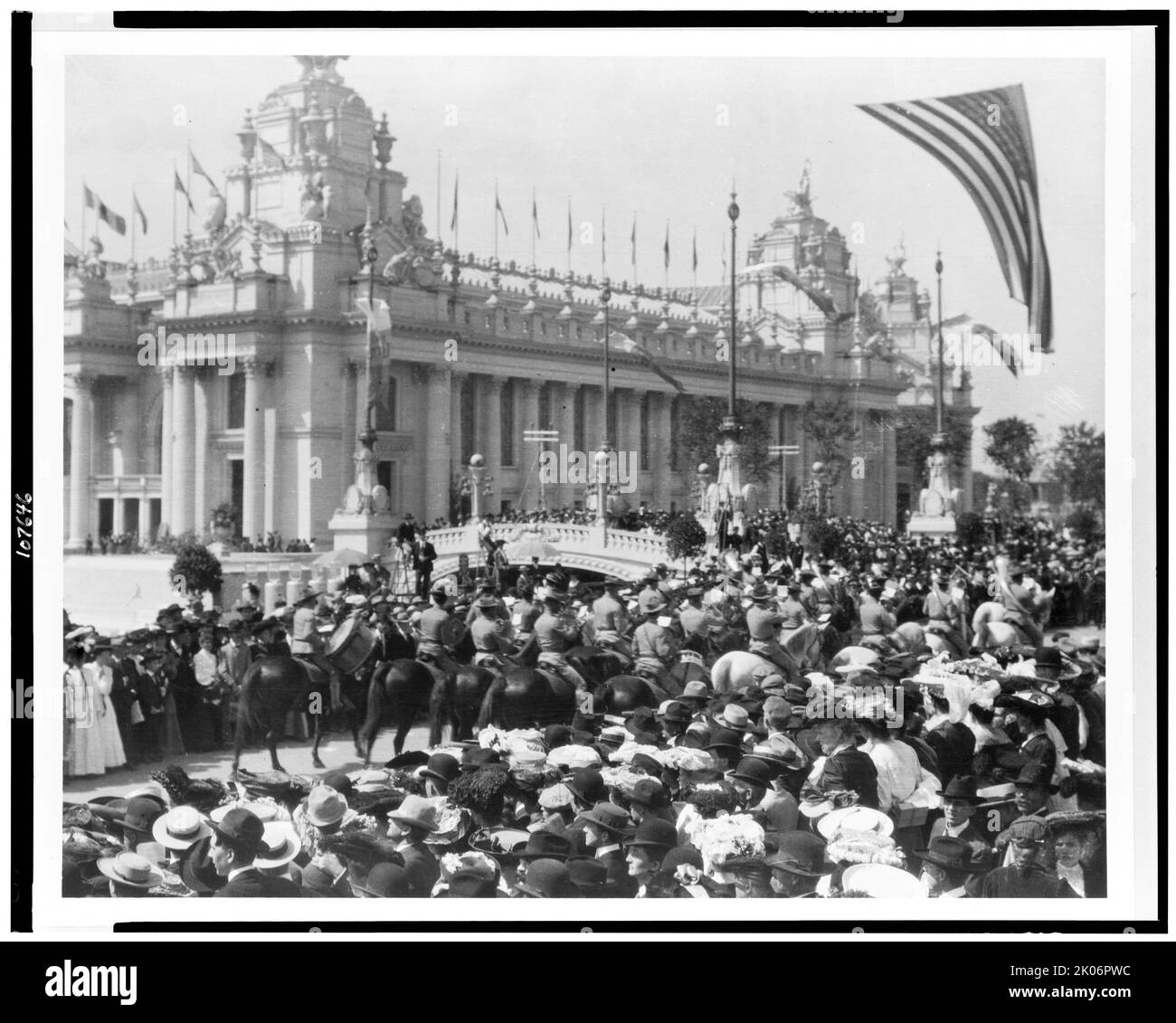 Cavalerie et la foule à la foire mondiale de Saint-Louis, 1904. (Exposition d'achat de la Louisiane, St. Louis, Missouri, à laquelle ont assisté près de 20 millions de personnes). Banque D'Images