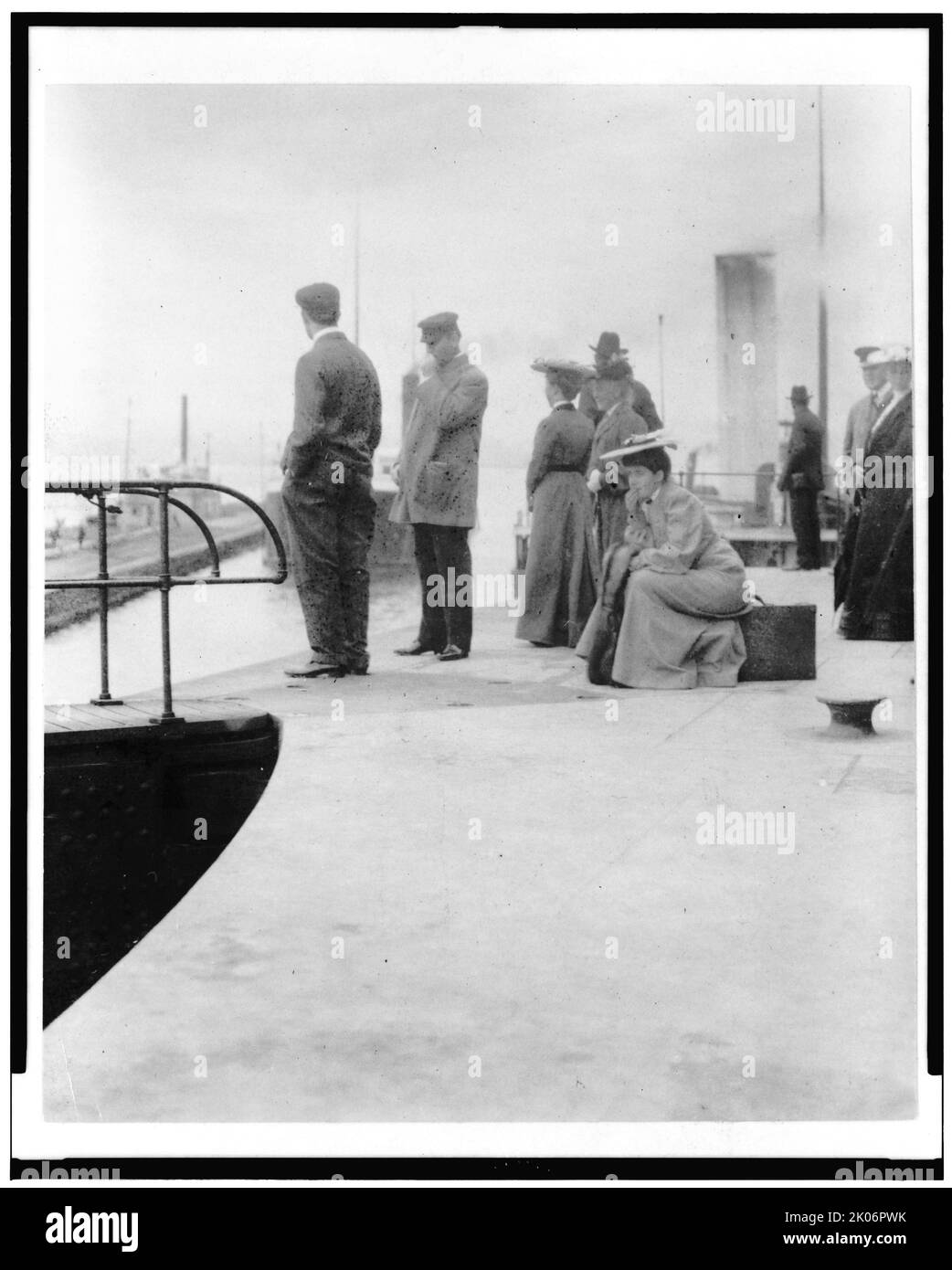 Passagers attendant de monter à bord d'un cargo aux écluses de Sault Sainte Marie, Michigan, 1903. Banque D'Images