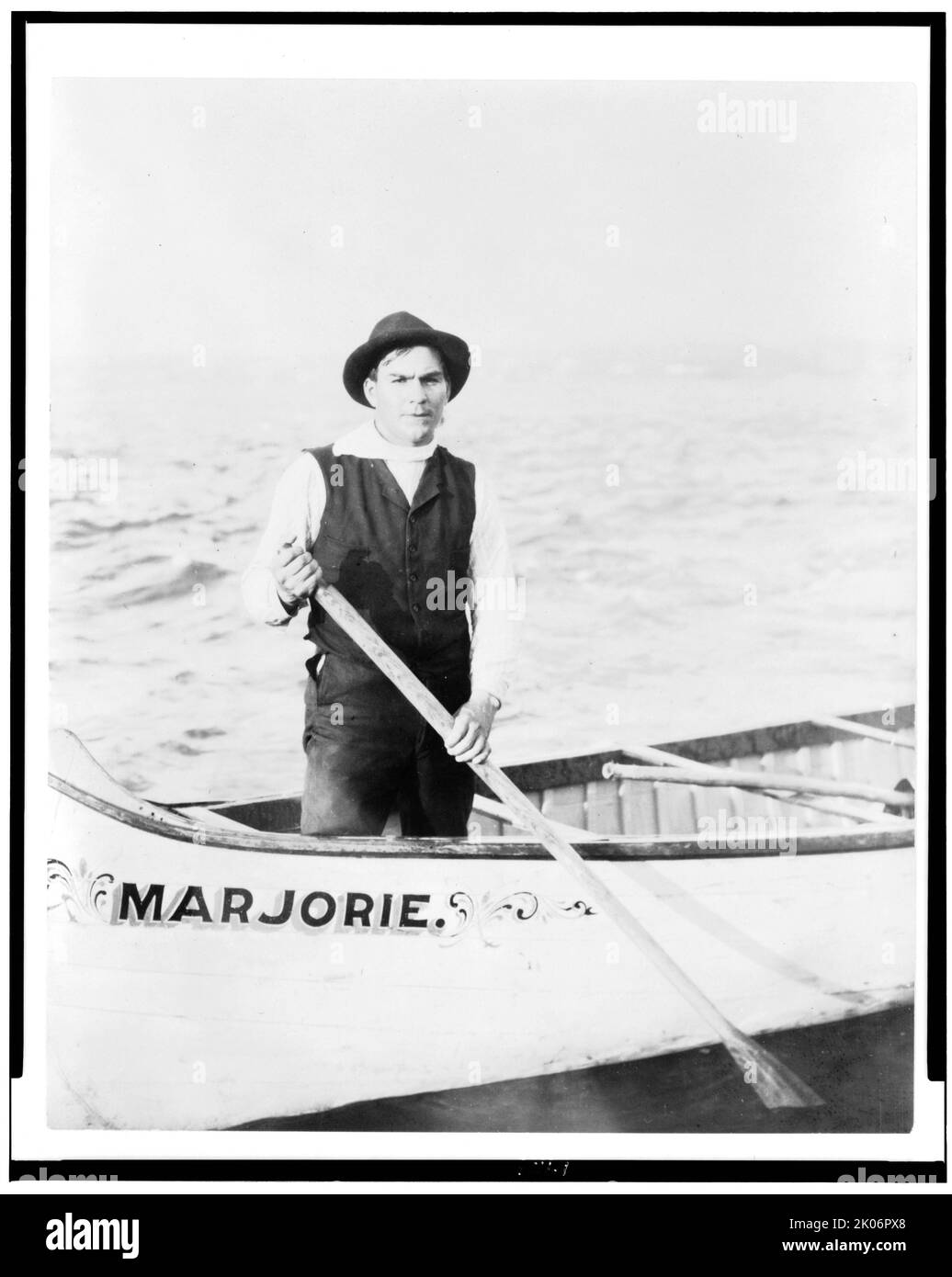 Guide indien pour les rapides, debout en canoë, dans la région de Sault Sainte Marie, Michigan, 1903. (Homme américain natif en canoë nommé Marjorie). Banque D'Images