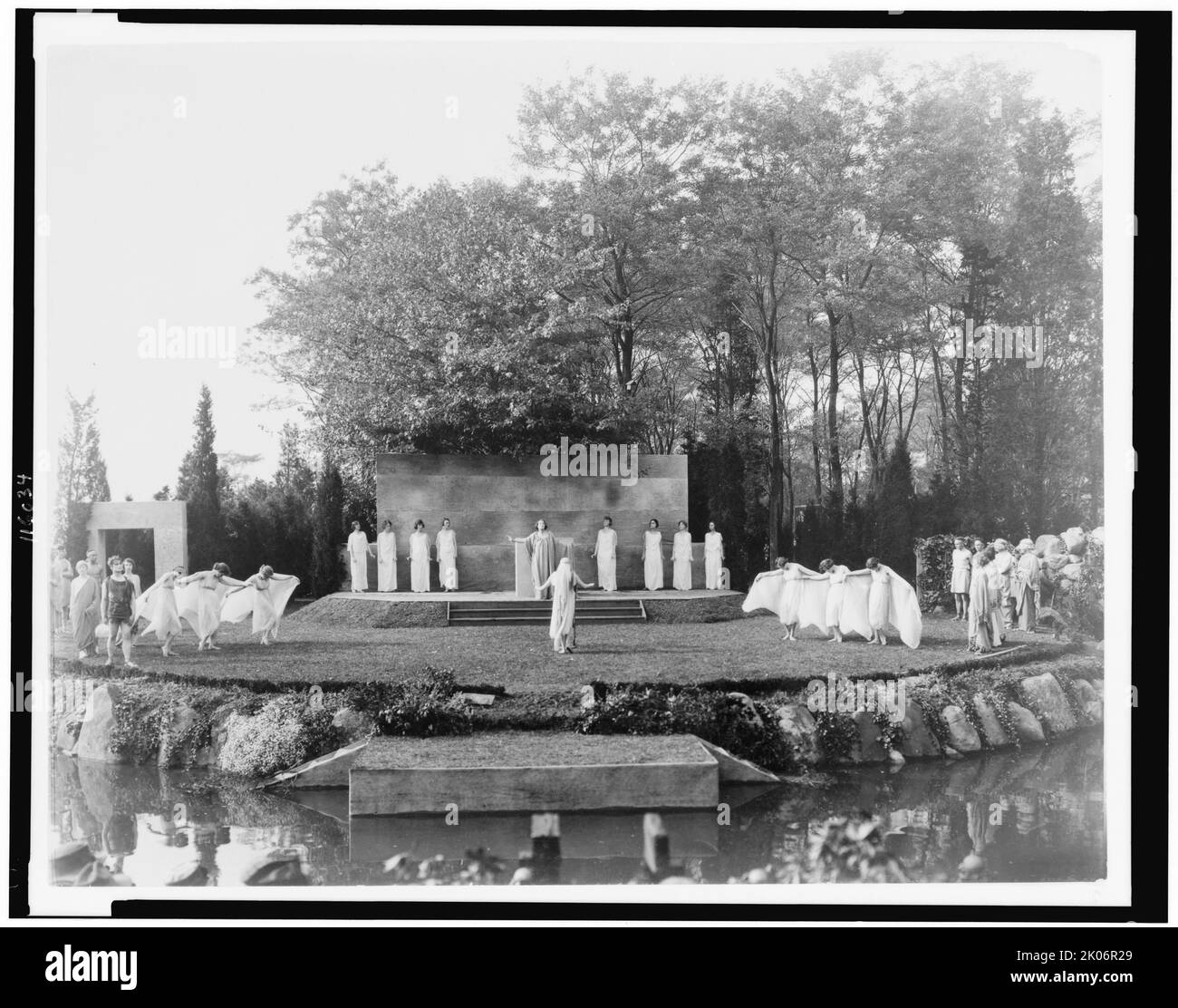 Danse en plein air avec des danseurs dans la drapererie classique, éventuellement à long Island, entre 1900 et 1915. Banque D'Images